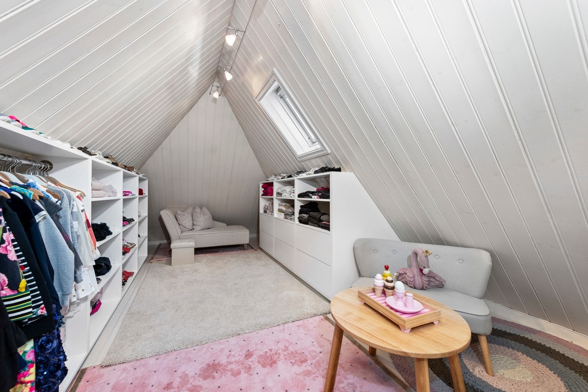 Egen garderobe i tilknytning til pikeværelset Galleribilde