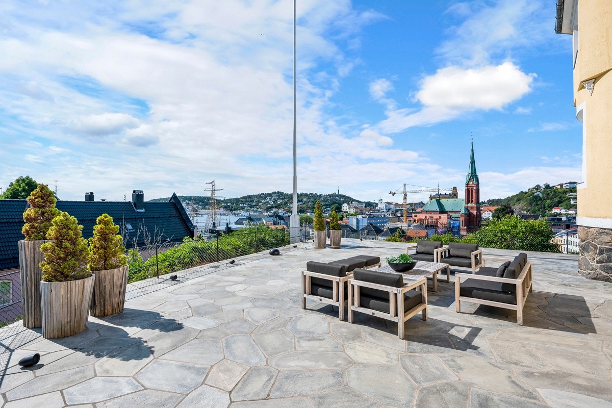 Stor skiferterrasse med optimale sol- og utsiktsforhold Galleribilde