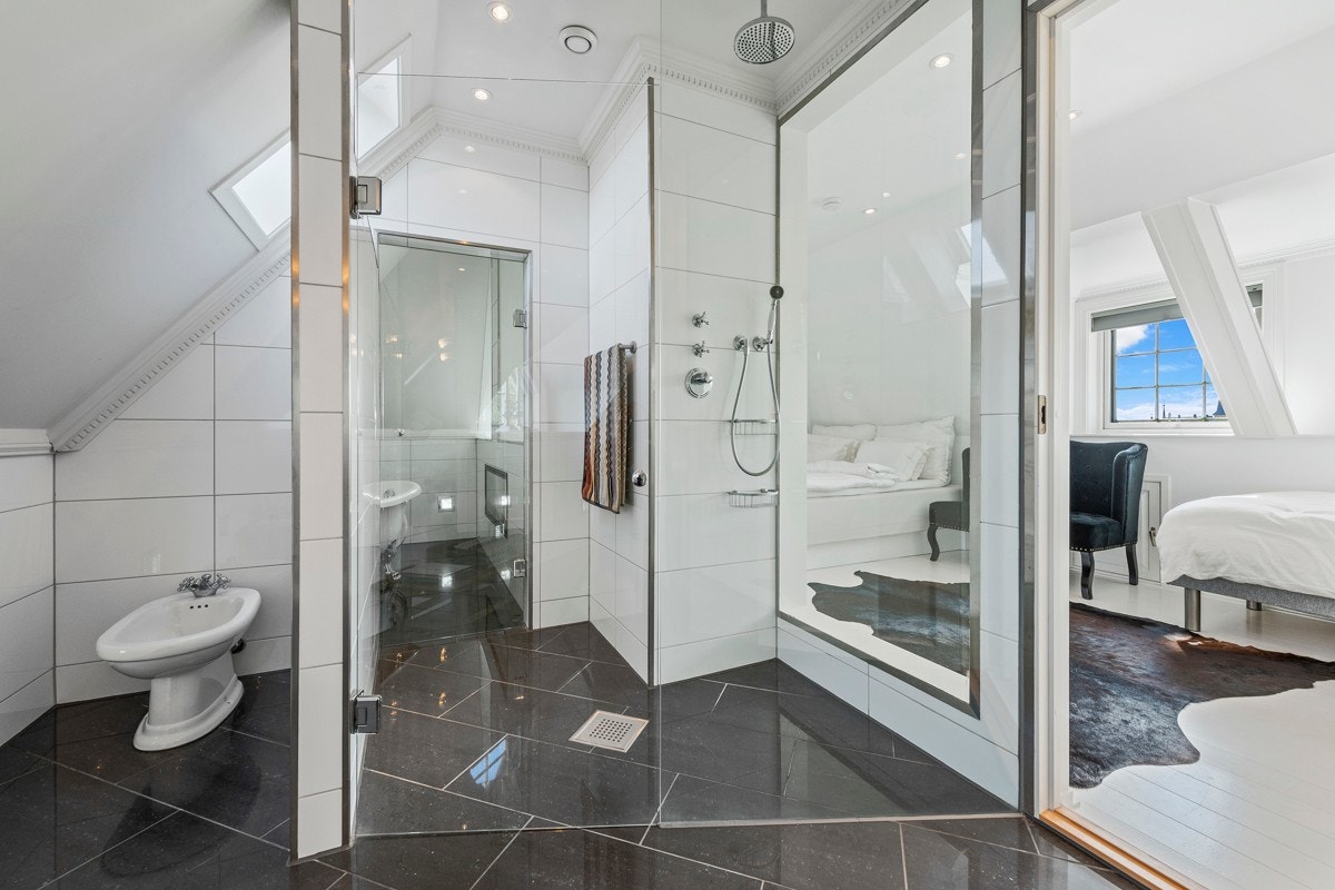 Stort bad i loftsavdelingen Galleribilde