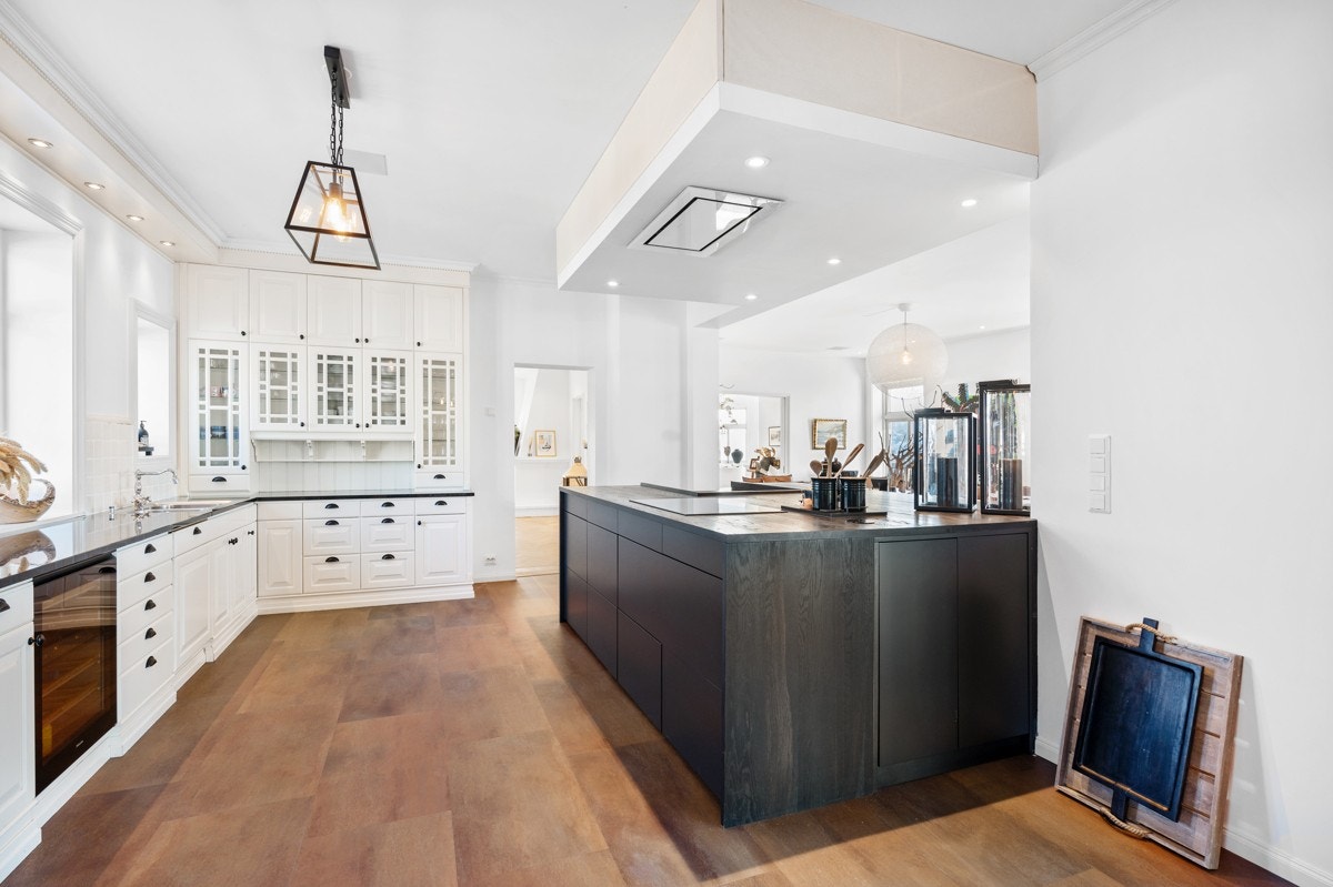 Oppgradert kjøkken med stor kjøkkenøy Galleribilde