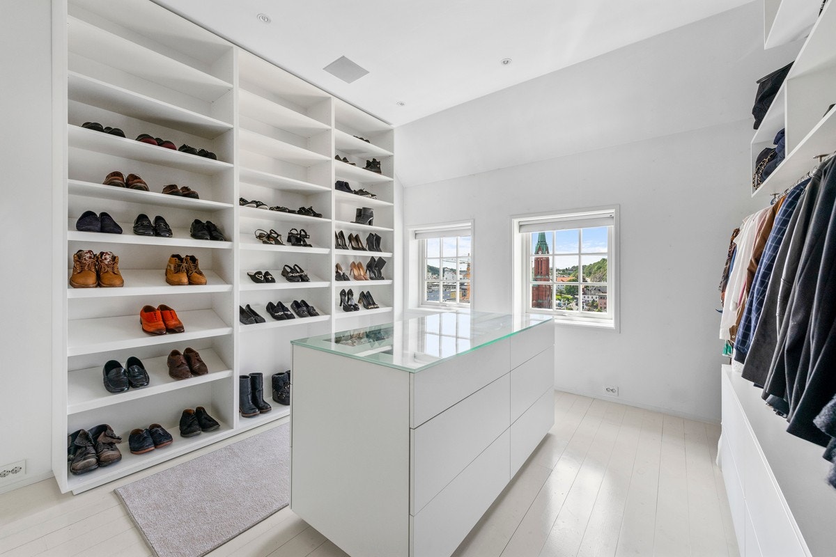 Stor garderobe i tilknytning til hovedsoverom Galleribilde