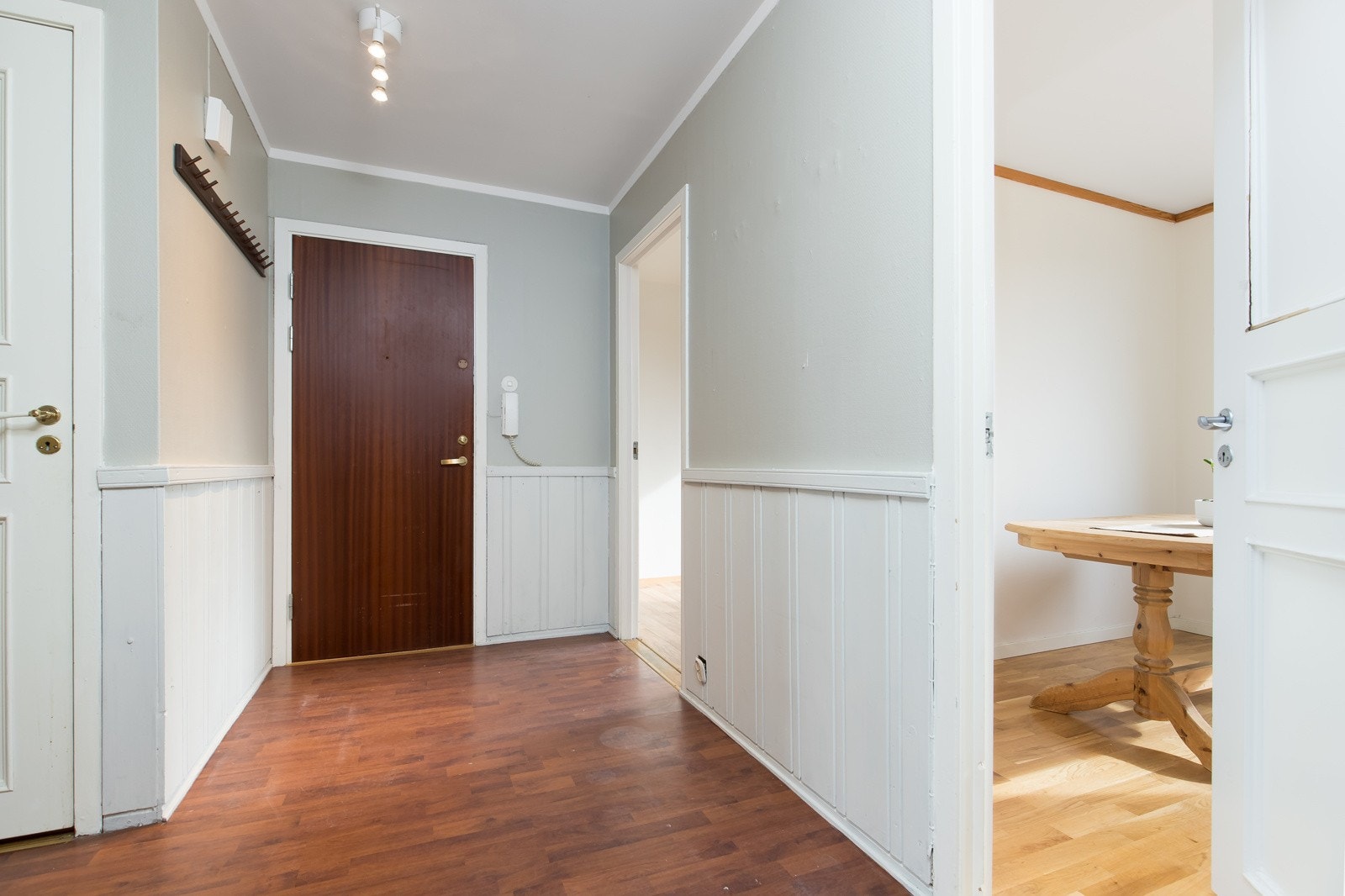 I entréen er det plass til oppheng av yttertøy og skohylle. Galleribilde