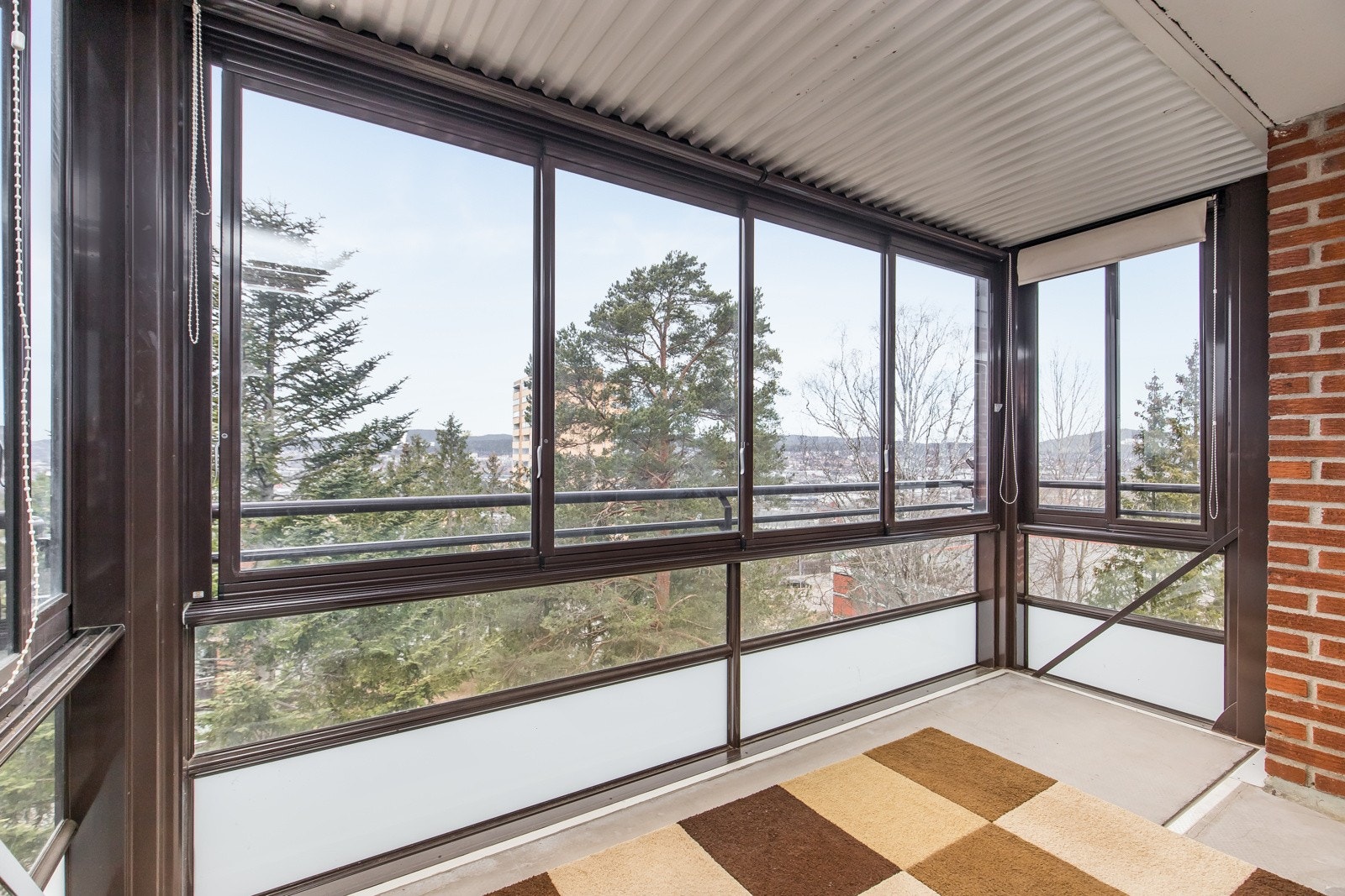 Balkongen ligger høyt og fritt og er innglasset. Galleribilde