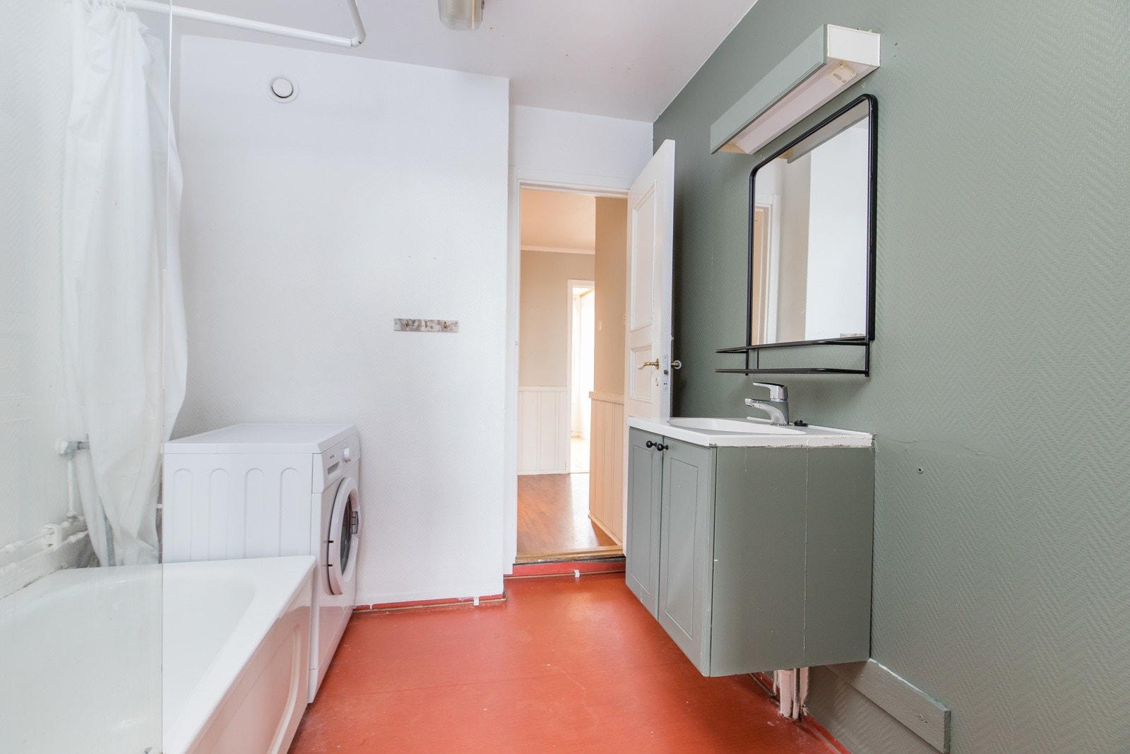 Badet har badekar med dusjvegg i hedret glass og baderomsinnredning med malte profilerte fronter og heldekkende servant. Galleribilde