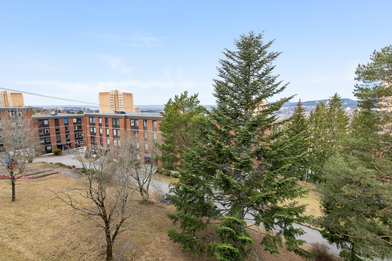 Lutvannsveien 37 ligger i et veletablert og barnevennlig område på Trosterud/Lutvann i Oslo, med umiddelbar nærhet til Østmarkas herlige natur. Galleribilde