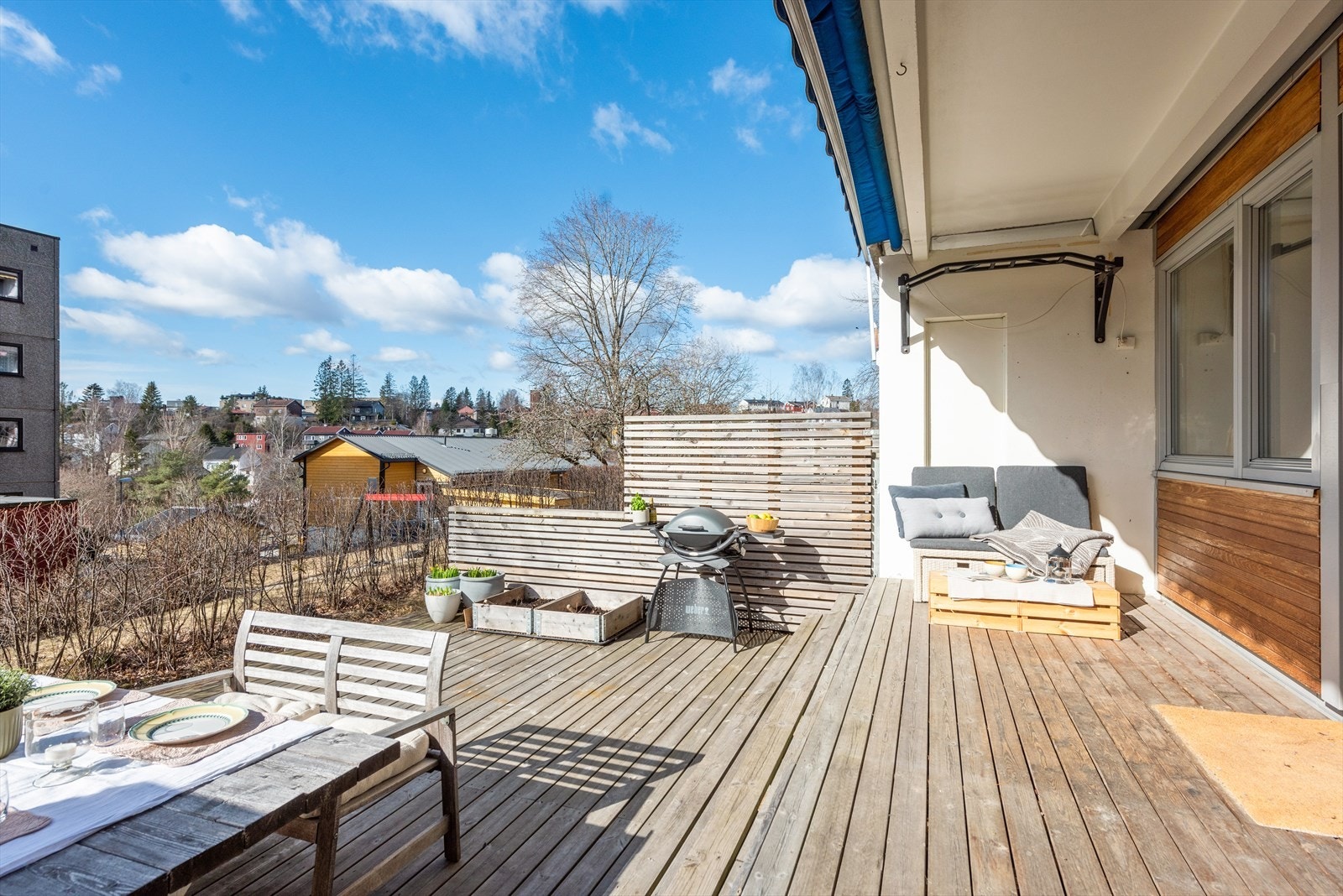 Terrassen er delvis overbygd og med praktisk markise for de dagene du ønsker solskjerming. Galleribilde