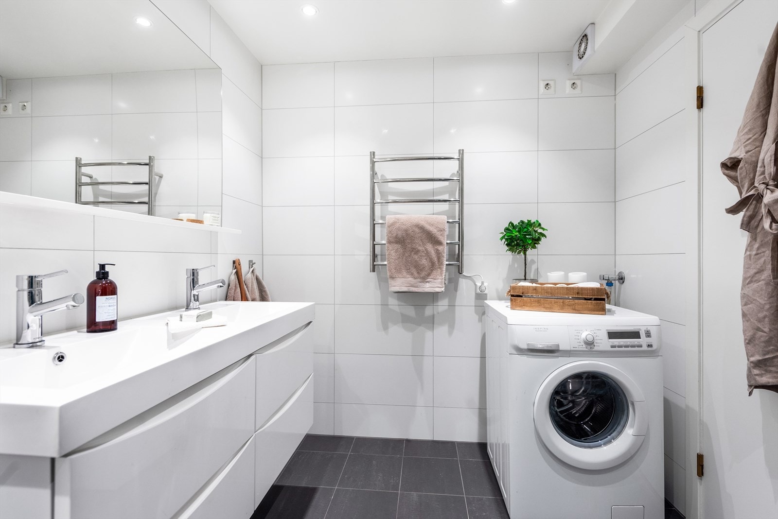 Opplegg for vaskemaskin. Galleribilde