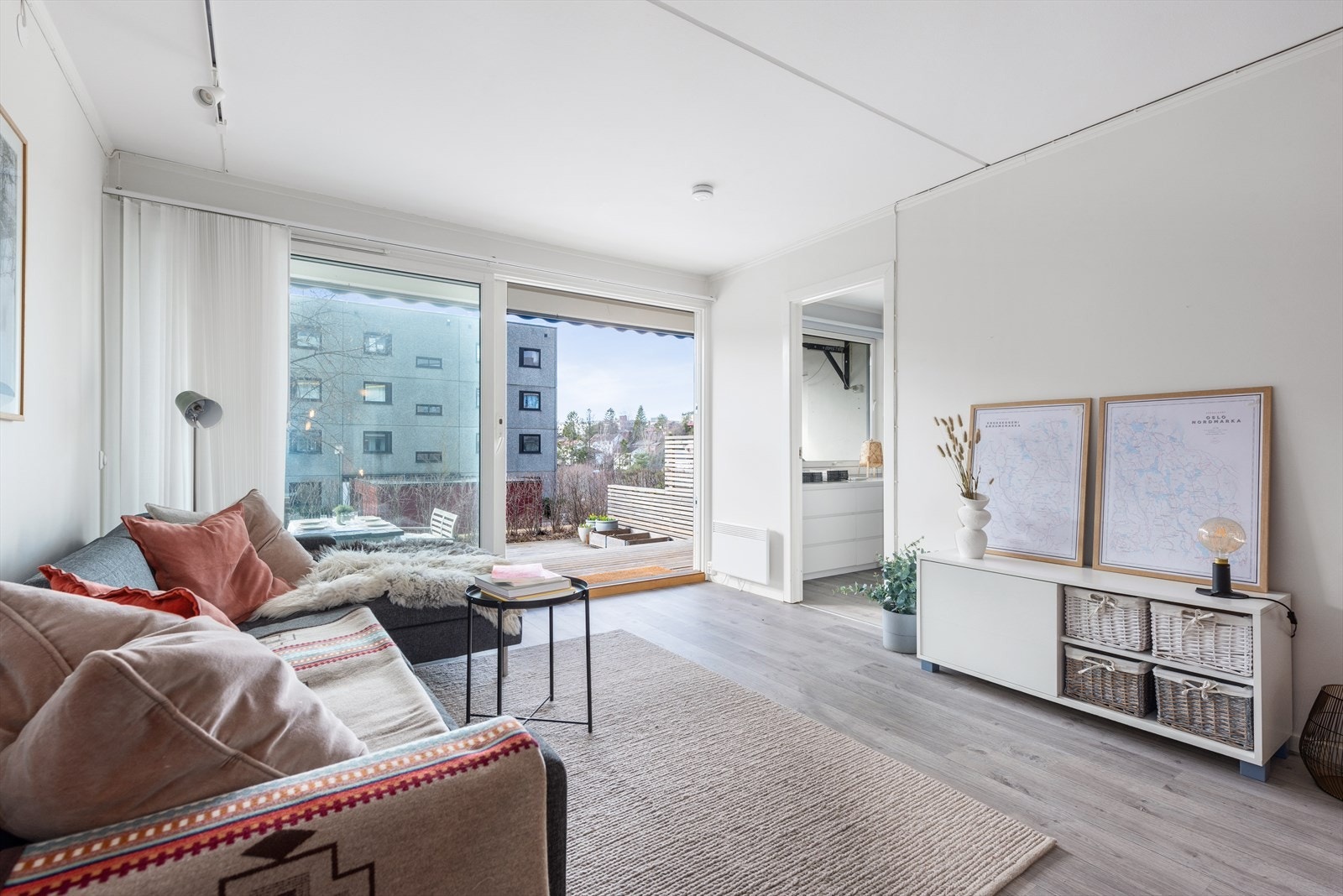 I andre enden av stuen er det plass til stor sittegruppe og annet ønskelig møblement. Galleribilde