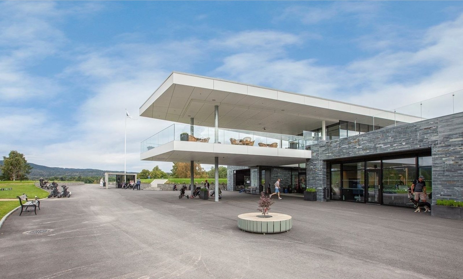 Kort avstand til Oslo Golfklubb med golfbane og restaurant. Galleribilde