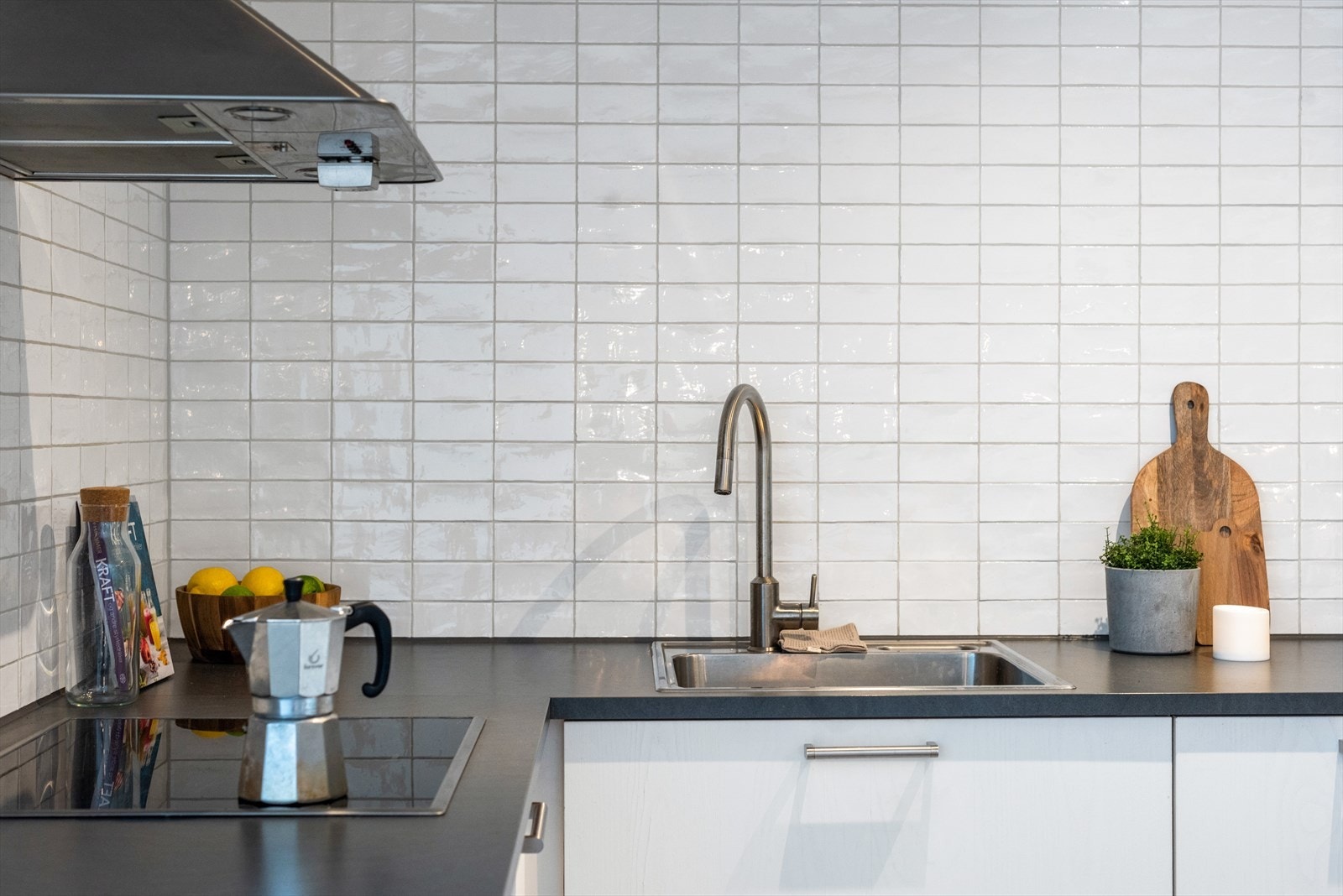 Induksjonstopp fra Bosch. God oppbevaringsplass i kjøkkenets mange skuffeseksjoner. Galleribilde