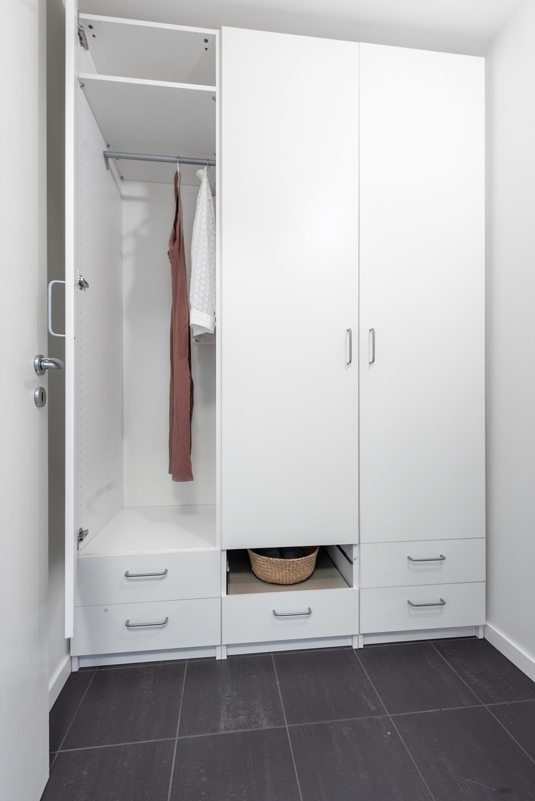 I dag benyttes dette rommet til walk-in garderobe. Galleribilde