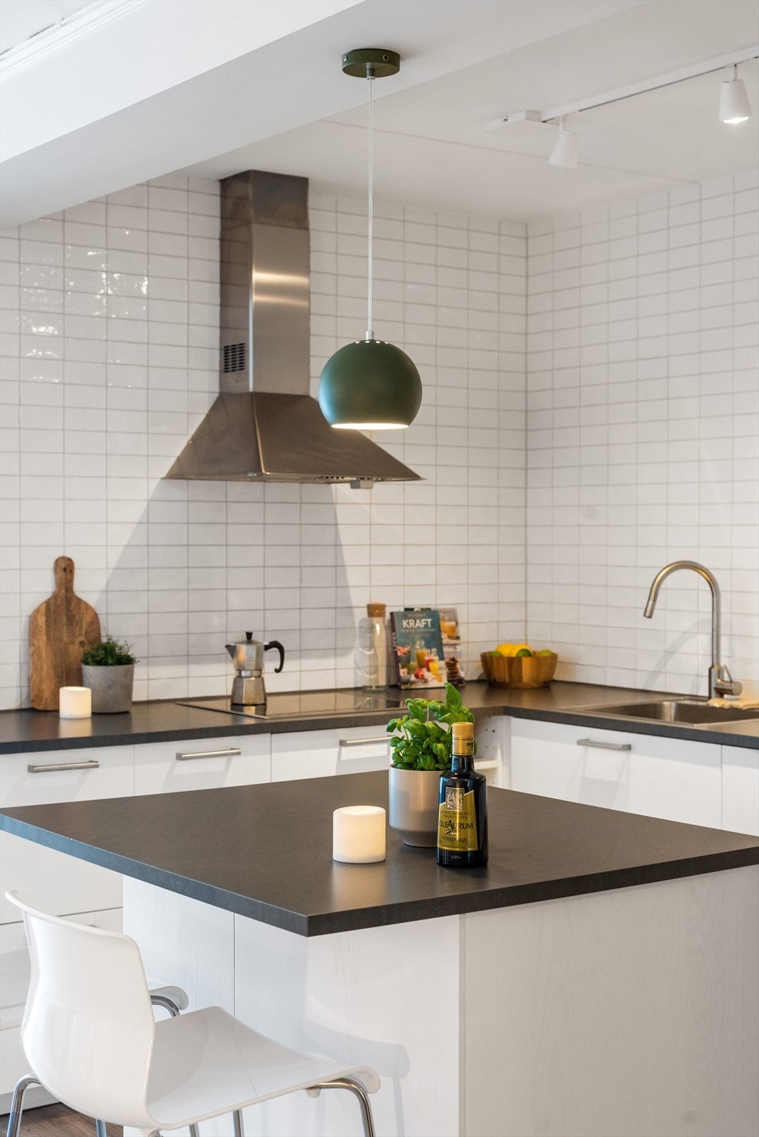 Stilrent, hvitt kjøkken med benkeplate i laminat. Galleribilde