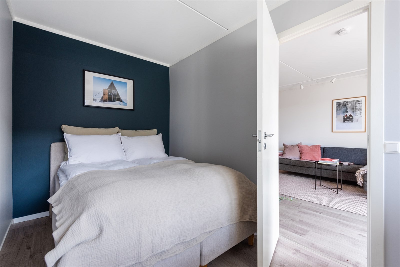 Nymalt soverom med plass til dobbeltseng, nattbord og kommode for oppbevaring. Galleribilde