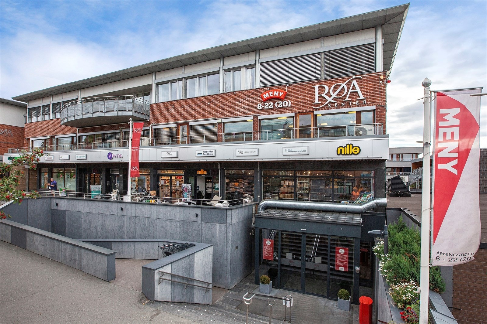 Røa senter med blant annet Meny, Posten, Kid og Vitus Apotek. Galleribilde