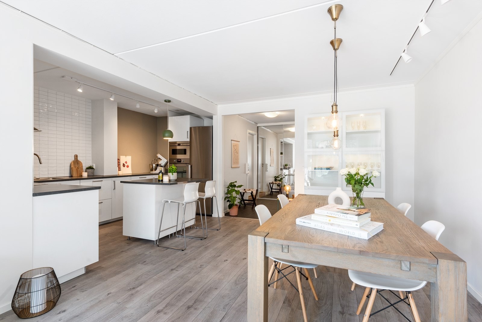 Åpen stue- og kjøkkenløsning sørger for god romfølelse. Galleribilde