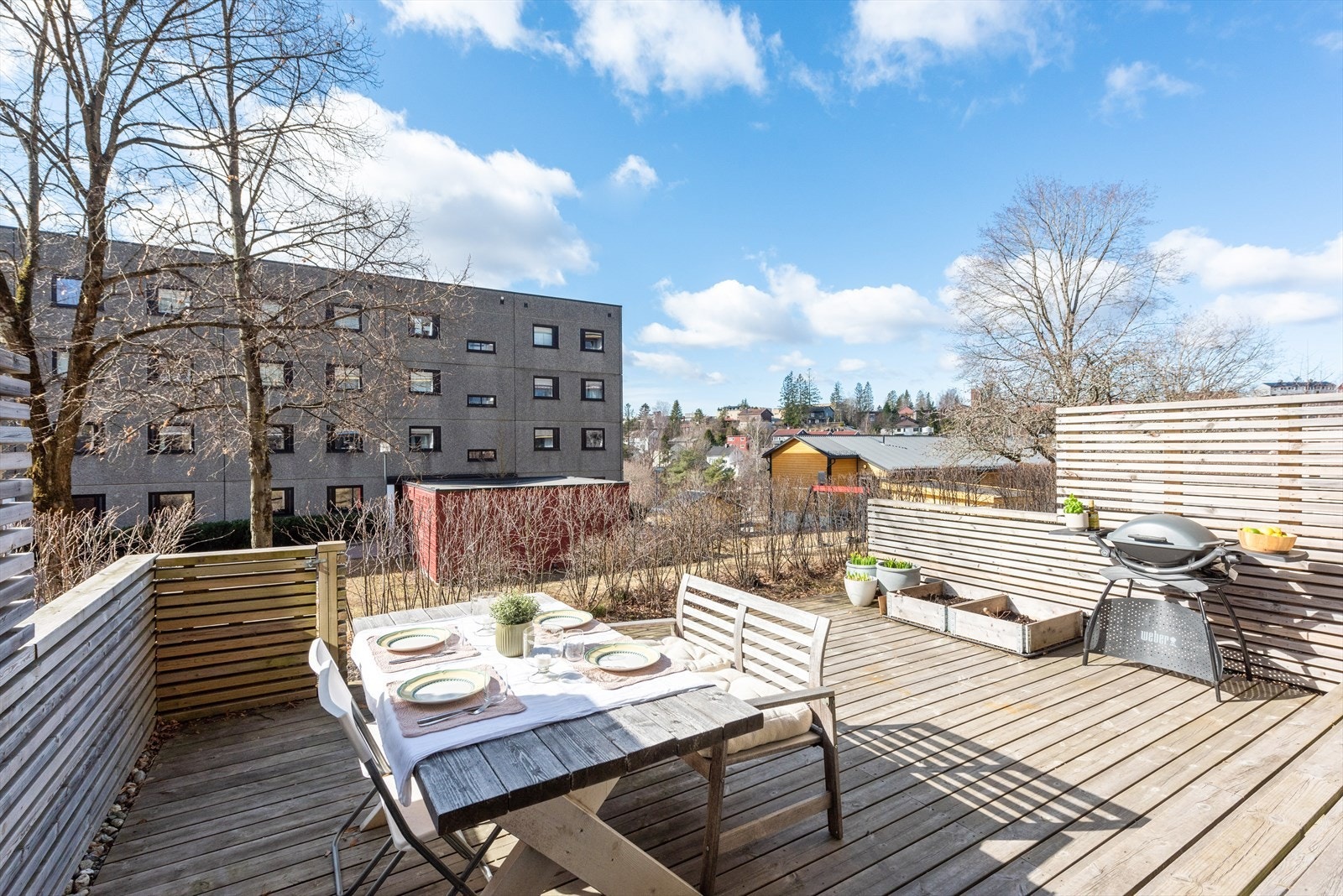 Fra leiligheten har du tilgang til en solrik terrasse på 33,5 kvm - her kan du nyte solen hele dagen og frem til kl. 22 sommerstid. Galleribilde