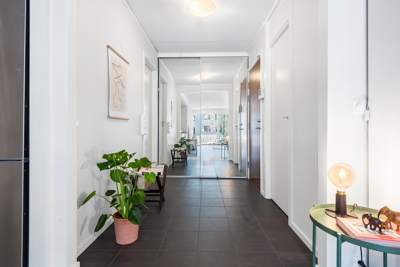 Entrèen har praktisk skyvedørsgarderobe med speil, samt innvendig bod til høyre på ca. 3 kvm. Galleribilde