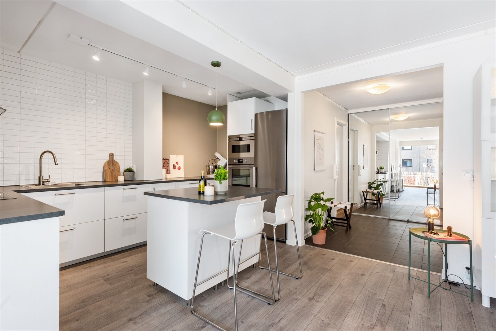 Lyst og åpent kjøkken med flott kjøkkenøy og sitteplasser. Galleribilde