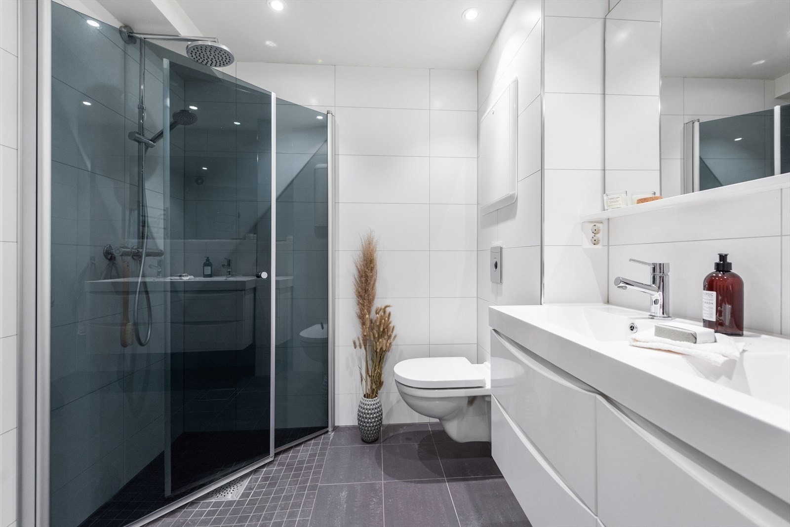 De innfellbare dusjdørene sørger for god plass på badet når dusjen ikke er i bruk. Galleribilde