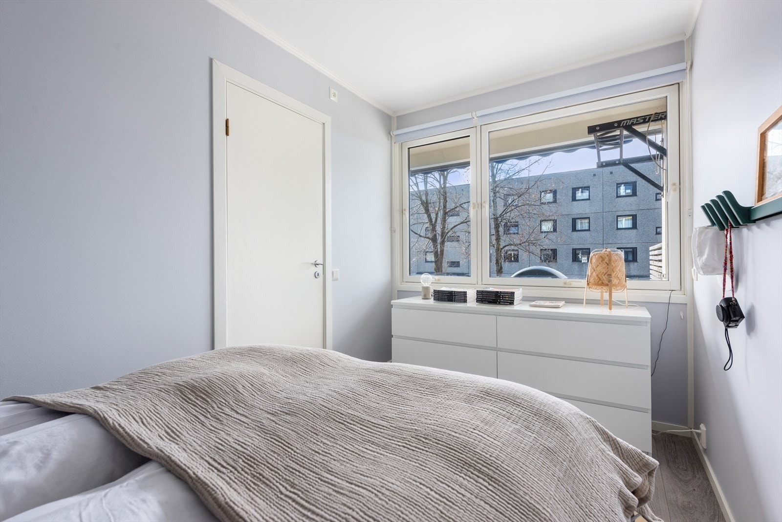 Soverommet vender ut mot terrassen. Galleribilde