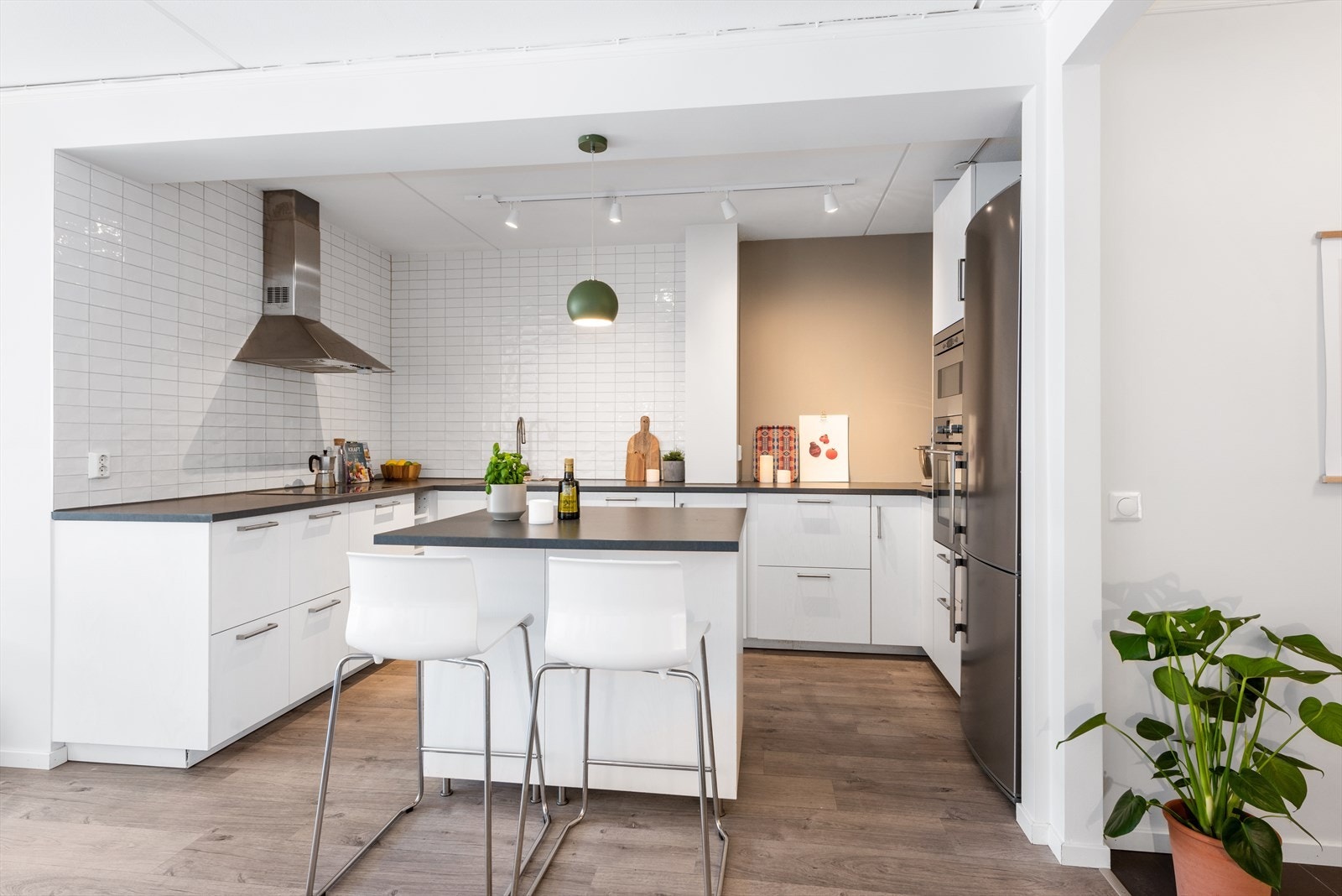 Kjøkkenet har integrerte hvitevarer som induksjonstopp, stekeovn og oppvaskmaskin, samt frittstående frys- og kjøleskap. Galleribilde