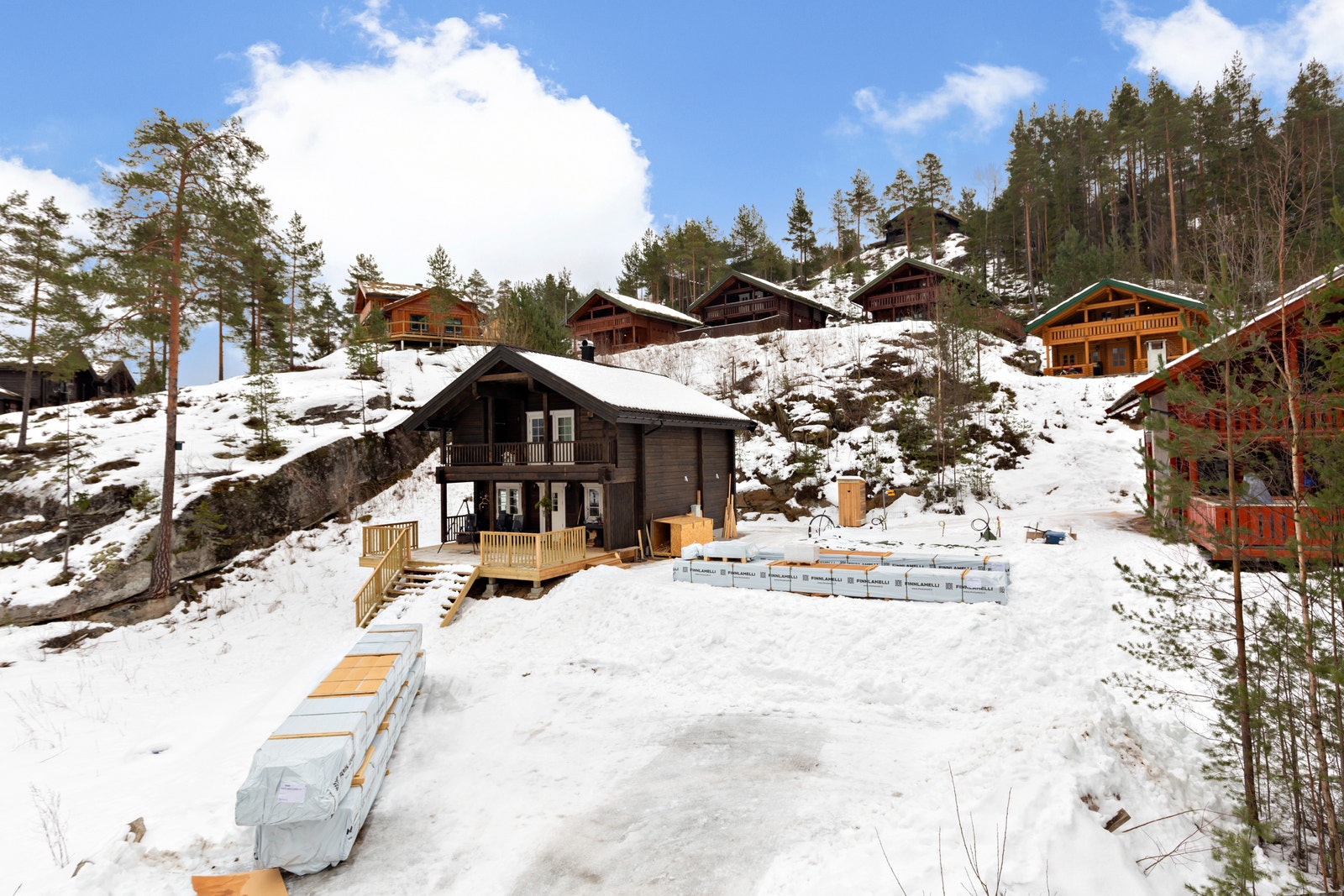 Bilde av lignende hytte på nabotomt. Galleribilde