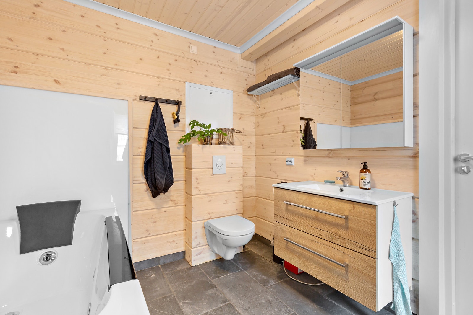 Bilde av lignende hytte på nabotomt. Galleribilde