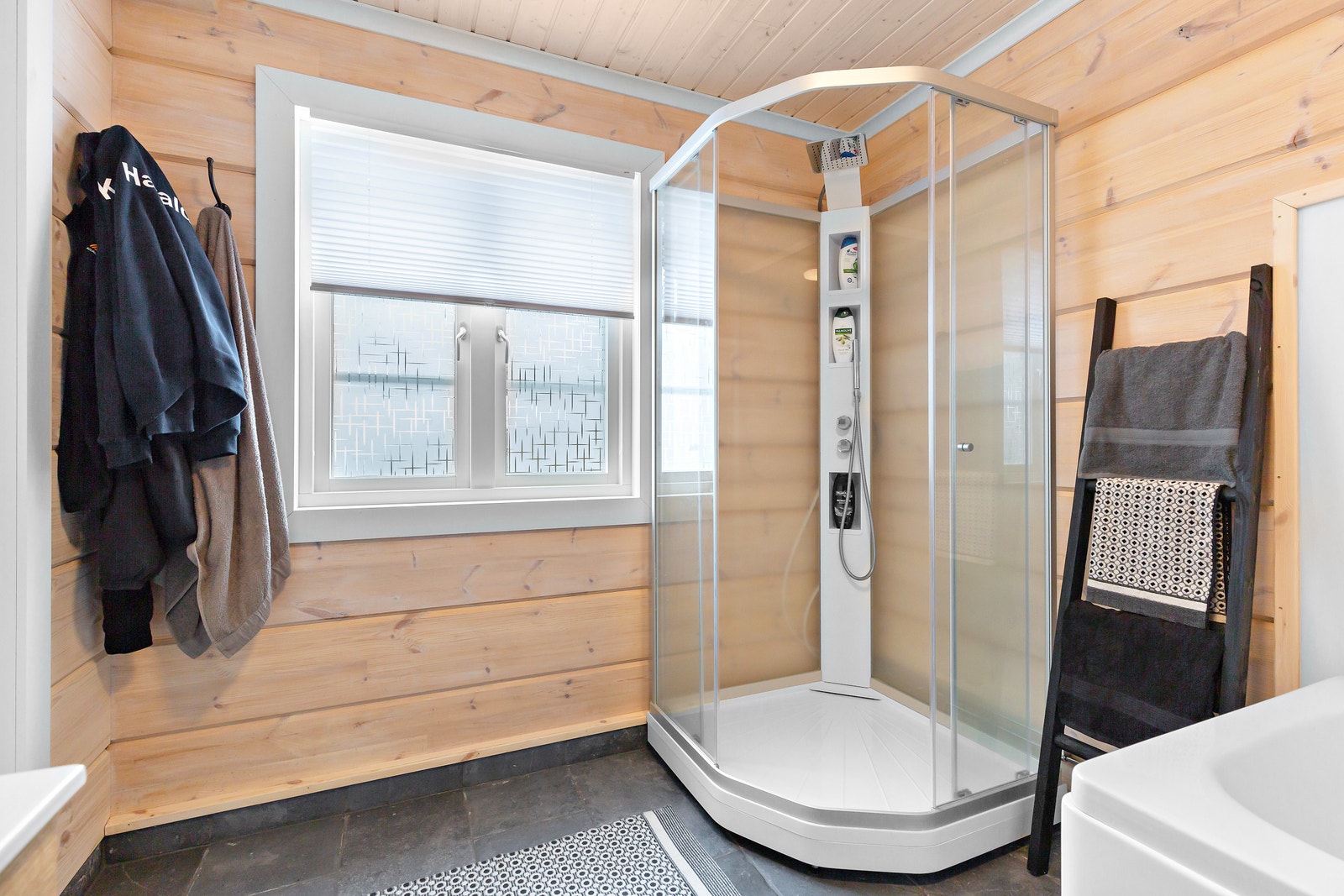 Bilde av lignende hytte på nabotomt. Galleribilde