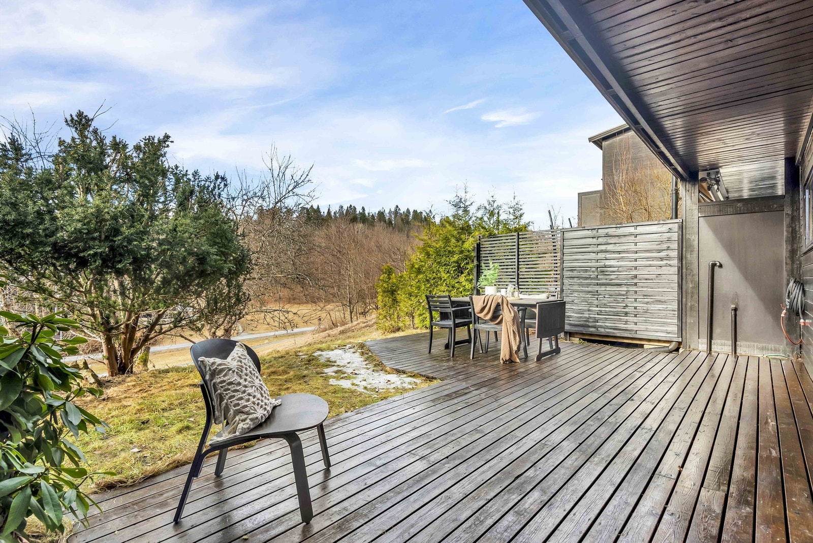 Det er direkte utgang fra kjellerstuen til stor markterrasse på ca. 25 kvm. Galleribilde