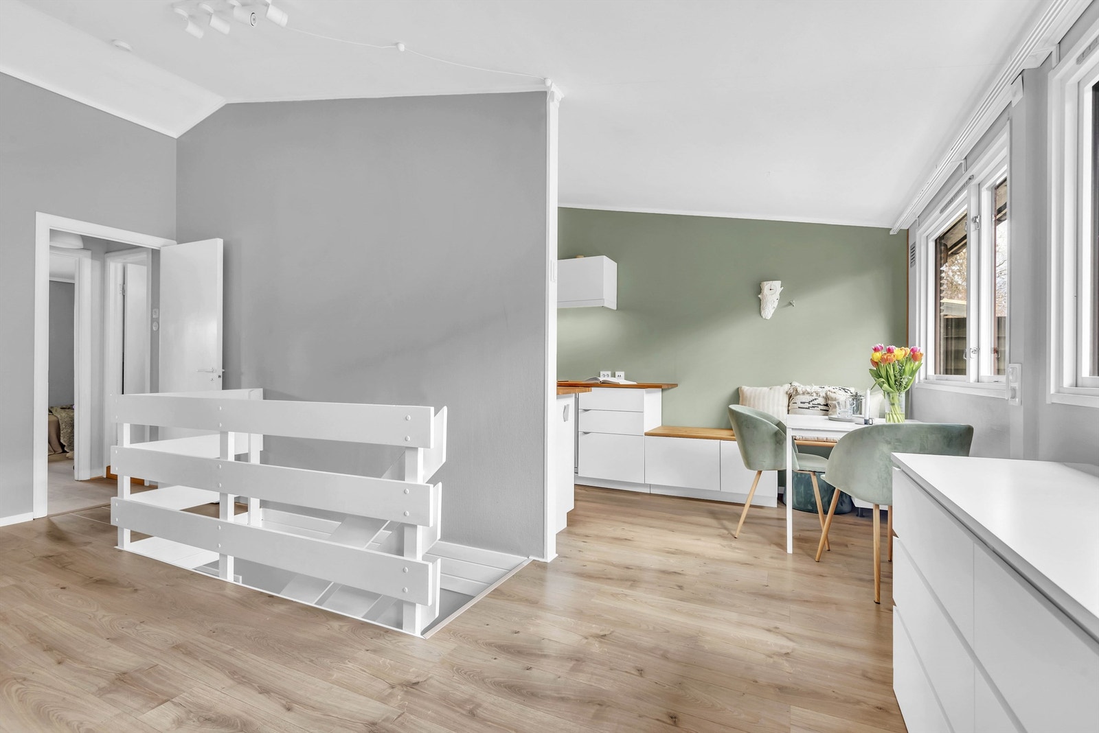 1. ETASJE - består av entré, spisestue, kjøkken, bad og to soverom. Galleribilde