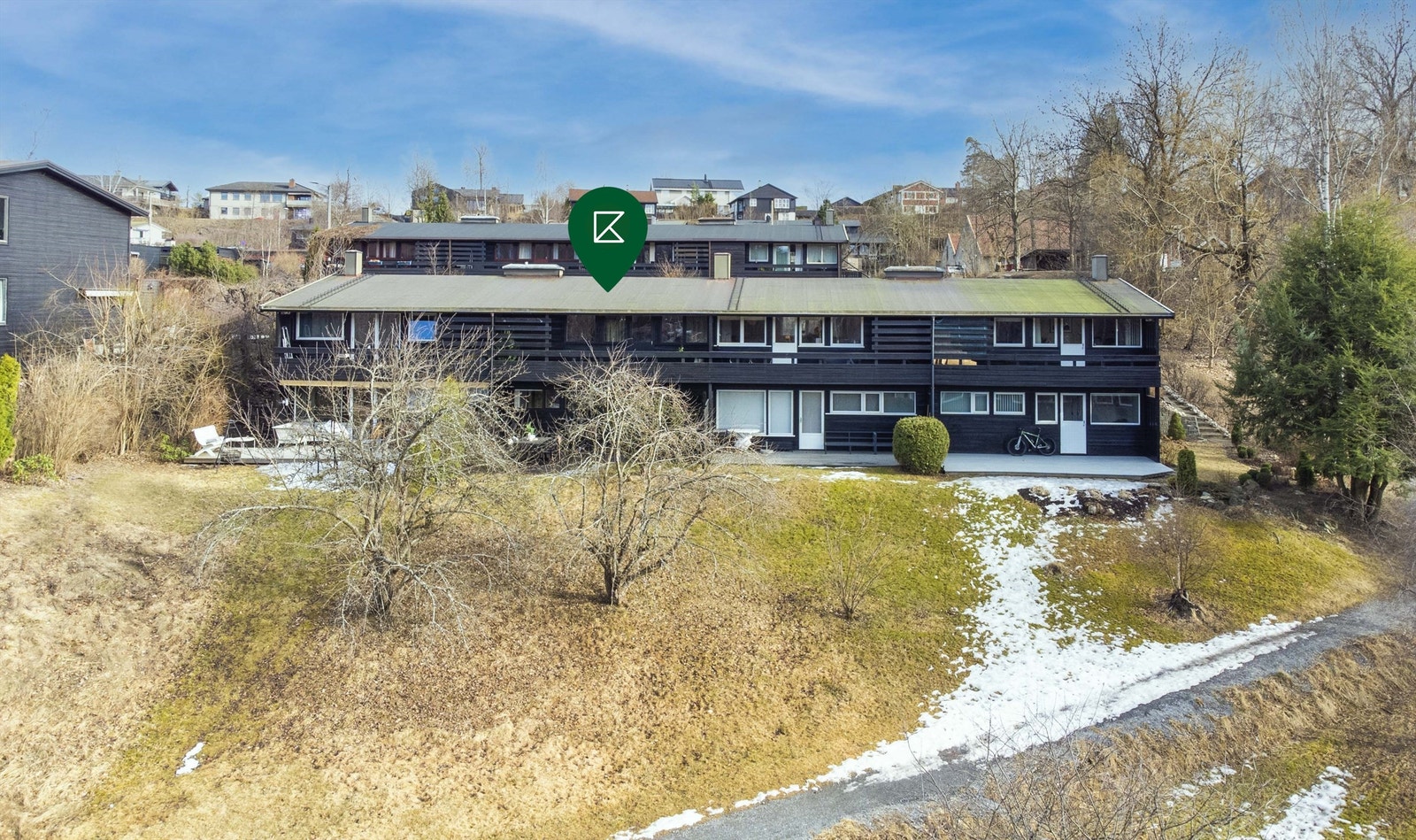 En attraktiv bolig over to plan med naturen rett utenfor døren, samt en sentral beliggenhet. Galleribilde