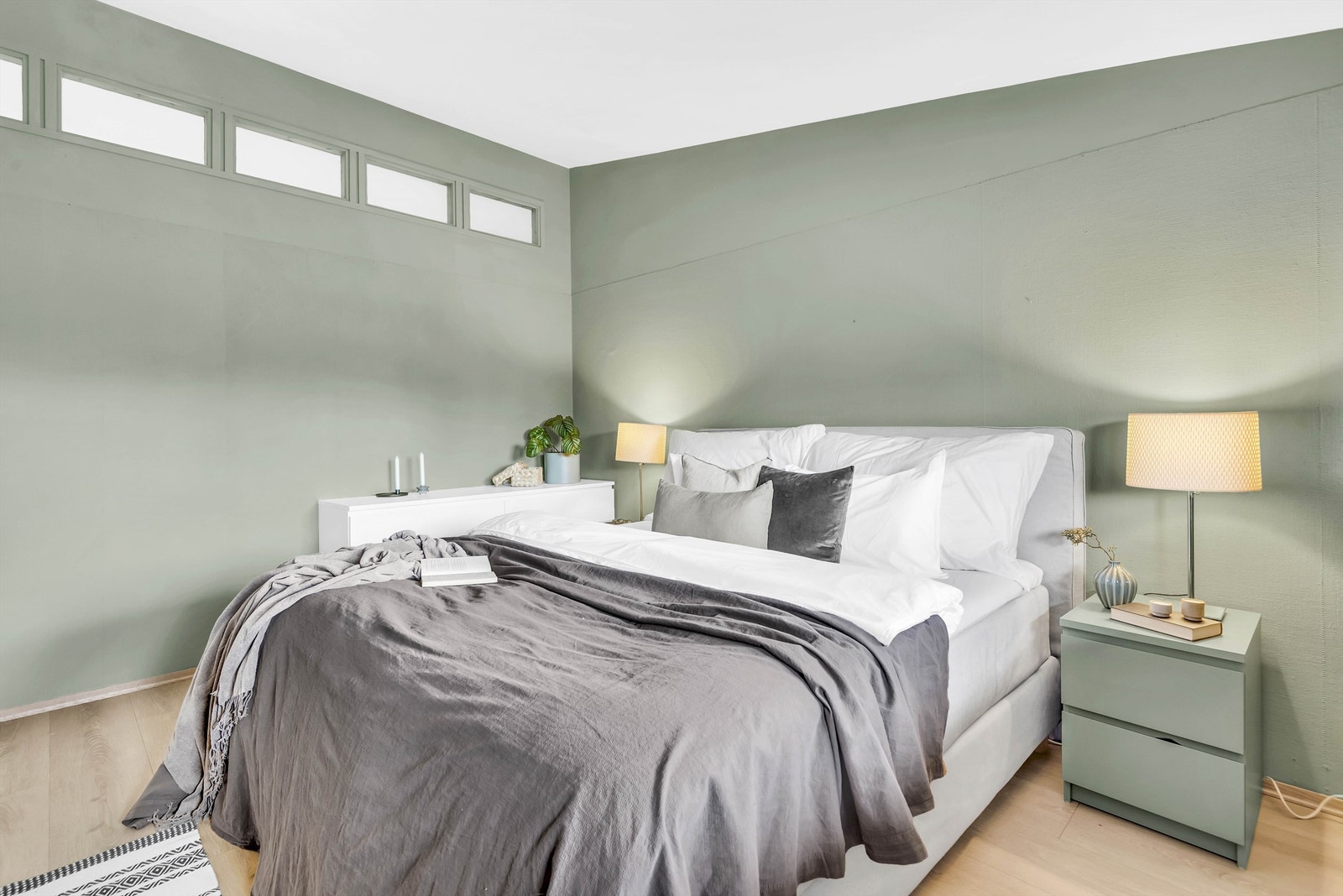 Det er to soverom i boligens 1. etg. Begge rommene av god størrelse. Soverom nr. 3 ligger i underetasjen. Galleribilde