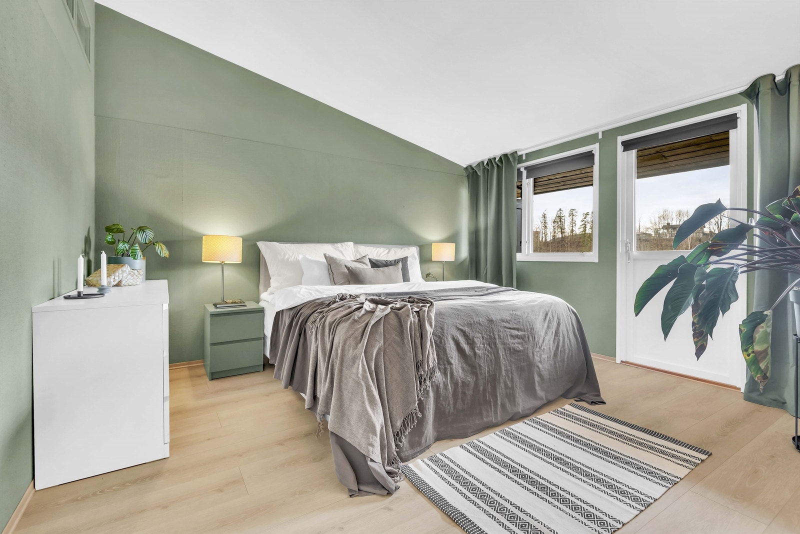 Hovedsoverom har egen utgang til veranda på ca. 9 kvm. Perfekt luftemulighet på varme sommerdager. Galleribilde