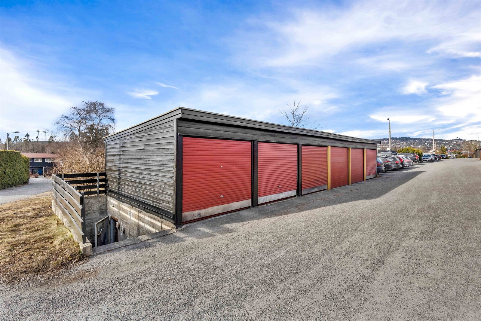 Boligen disponerer en garasjeplasser i felles garasjerekke med lademulighet for el-bil. Galleribilde