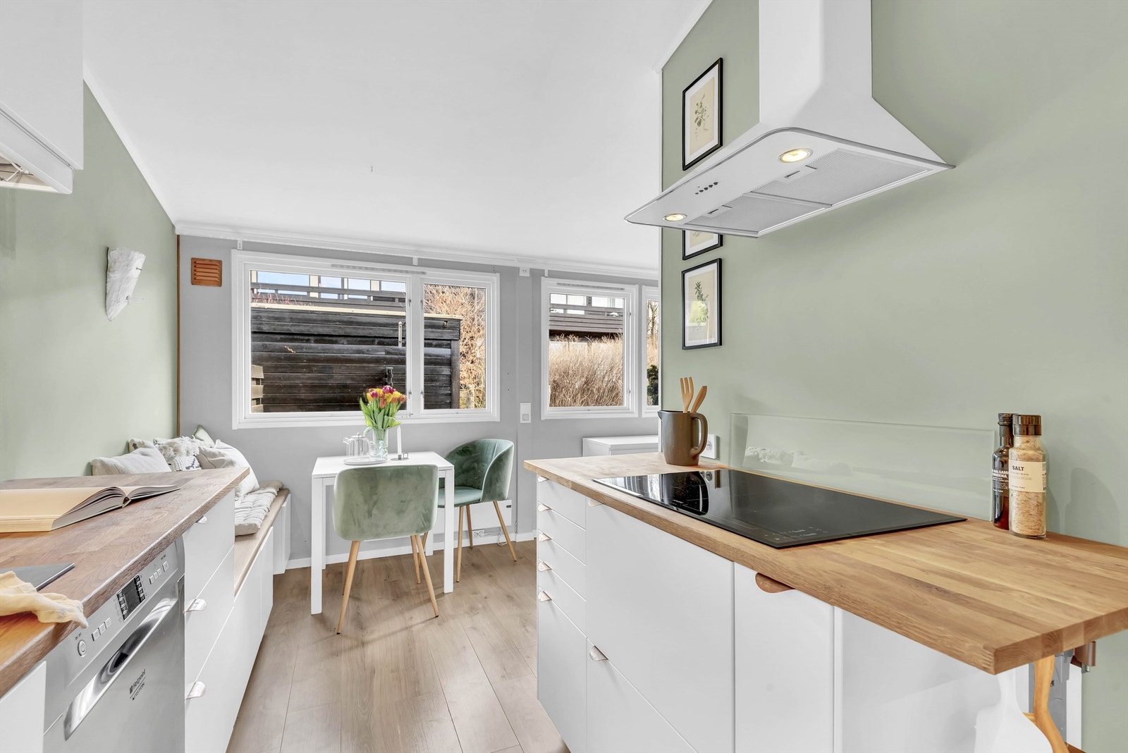 Benkeplater i tre. Nedsenket oppvaskkum i kompositt med ett-greps armatur. Galleribilde