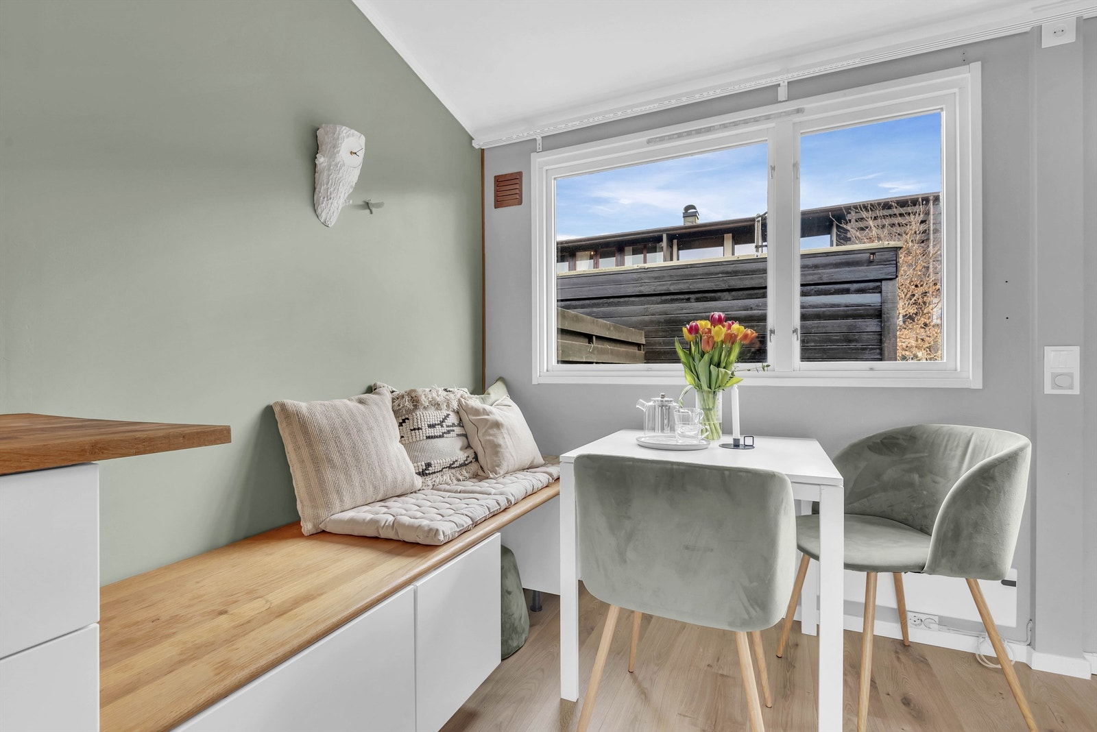 Det er plass til hyggelig spiseseksjon på kjøkken. Galleribilde