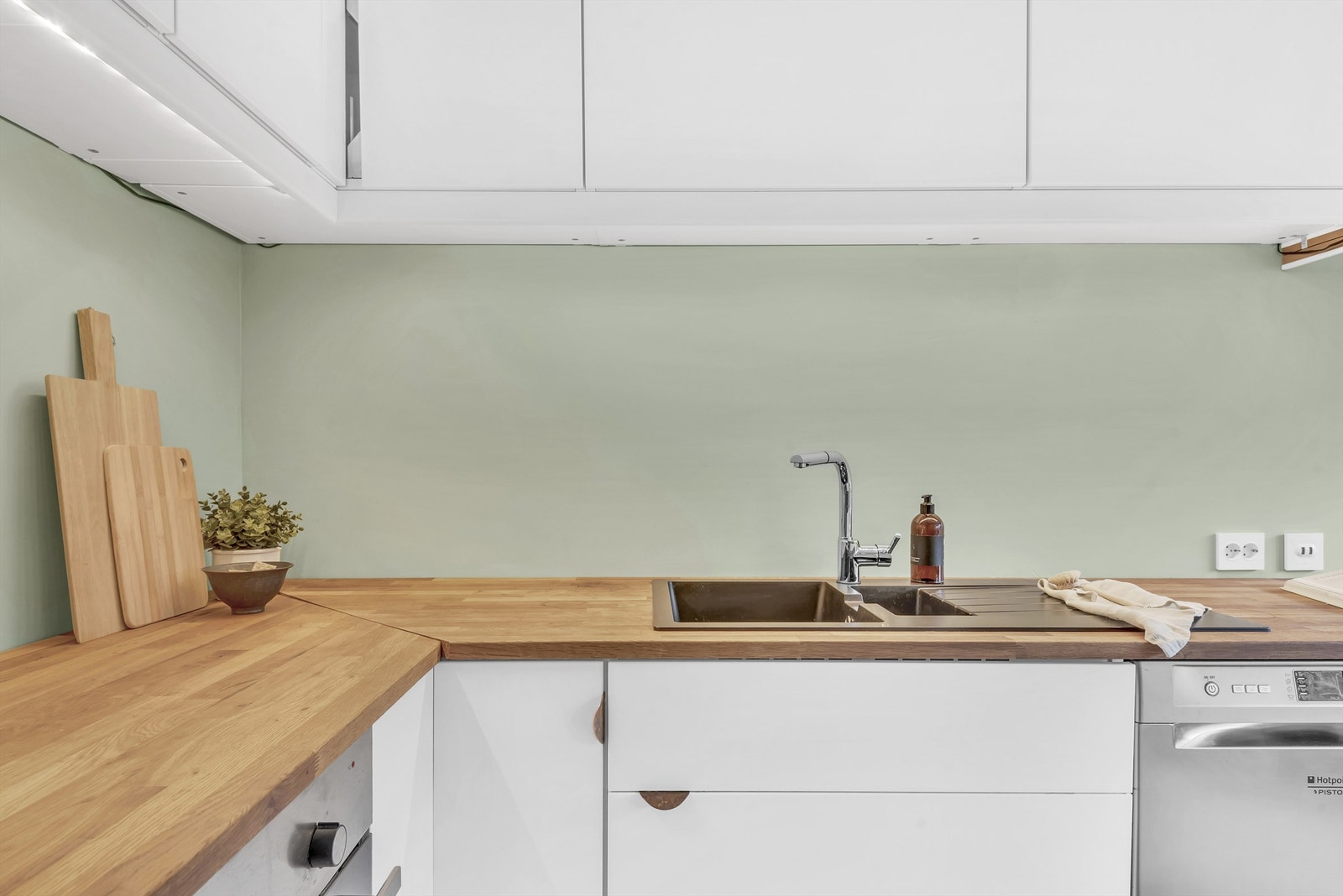 Benkeplater i tre. Nedsenket oppvaskkum i kompositt med ett-greps armatur. Galleribilde