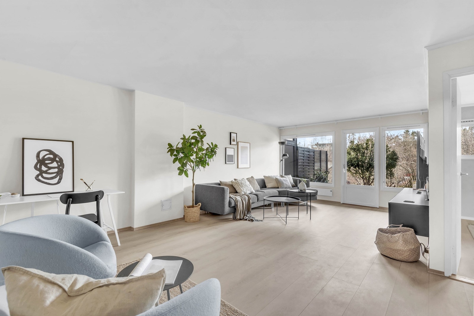 Det er direkte utgang fra stuen til nordvestvendt markterrasse på ca. 25 kvm, samt tilgang til hage. Galleribilde