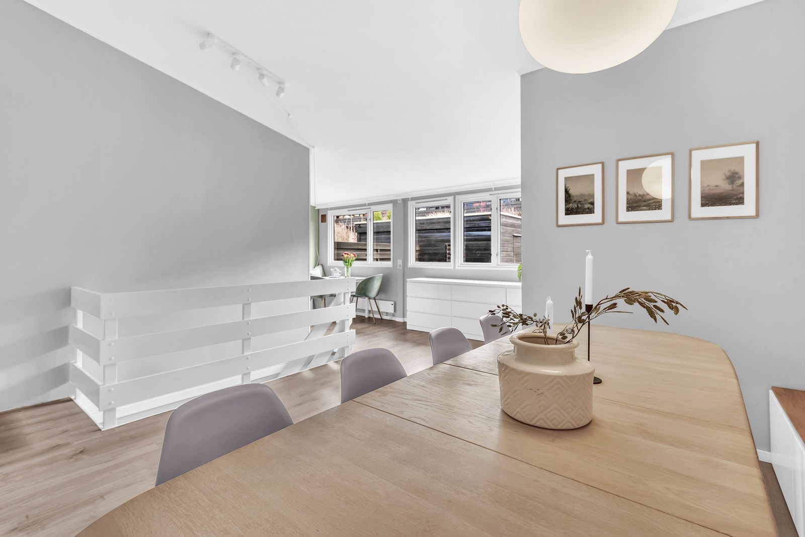 God plass til stort spisebord. Galleribilde