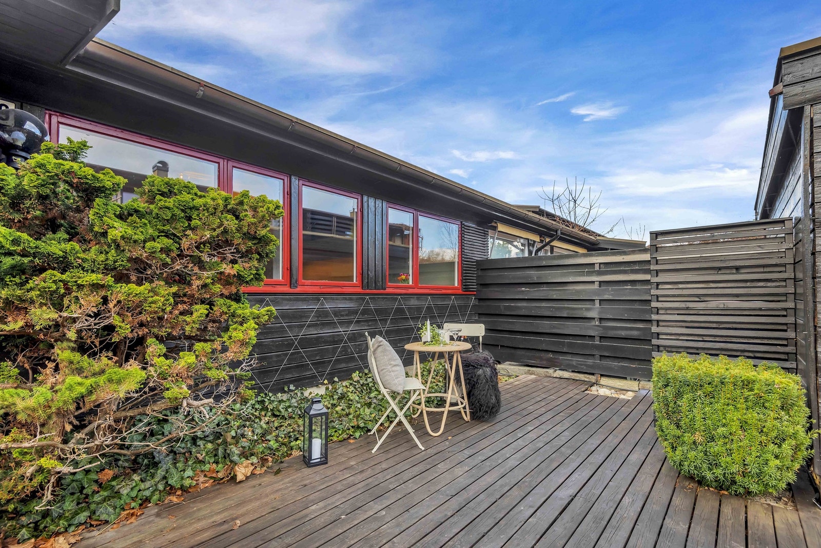 Boligen har flere fine uteplasser. Her forsiden med morgen/formiddagssol. Galleribilde