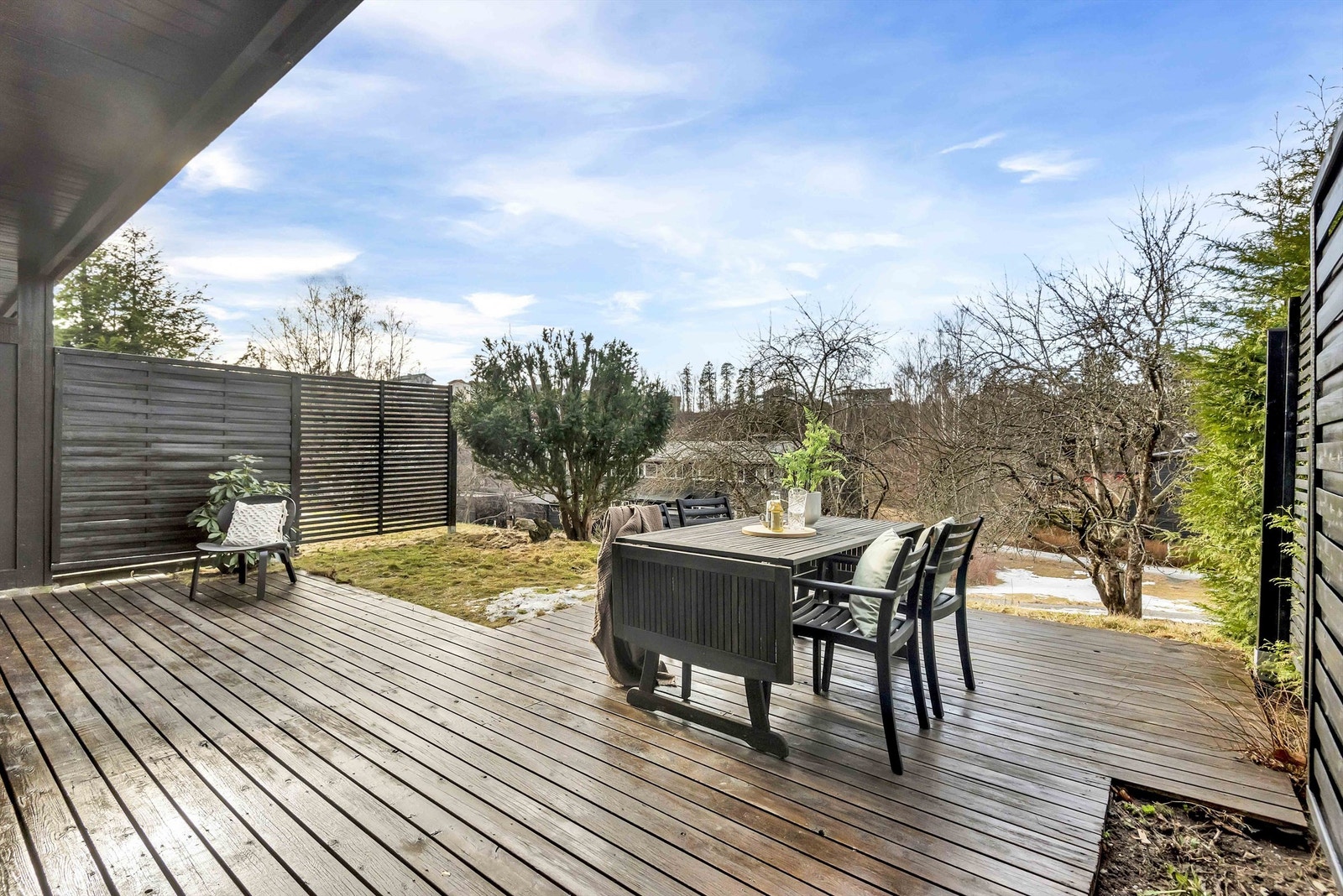 Lite innsyn og masse utsyn. Her er det ettermiddags/kveldssol. Galleribilde