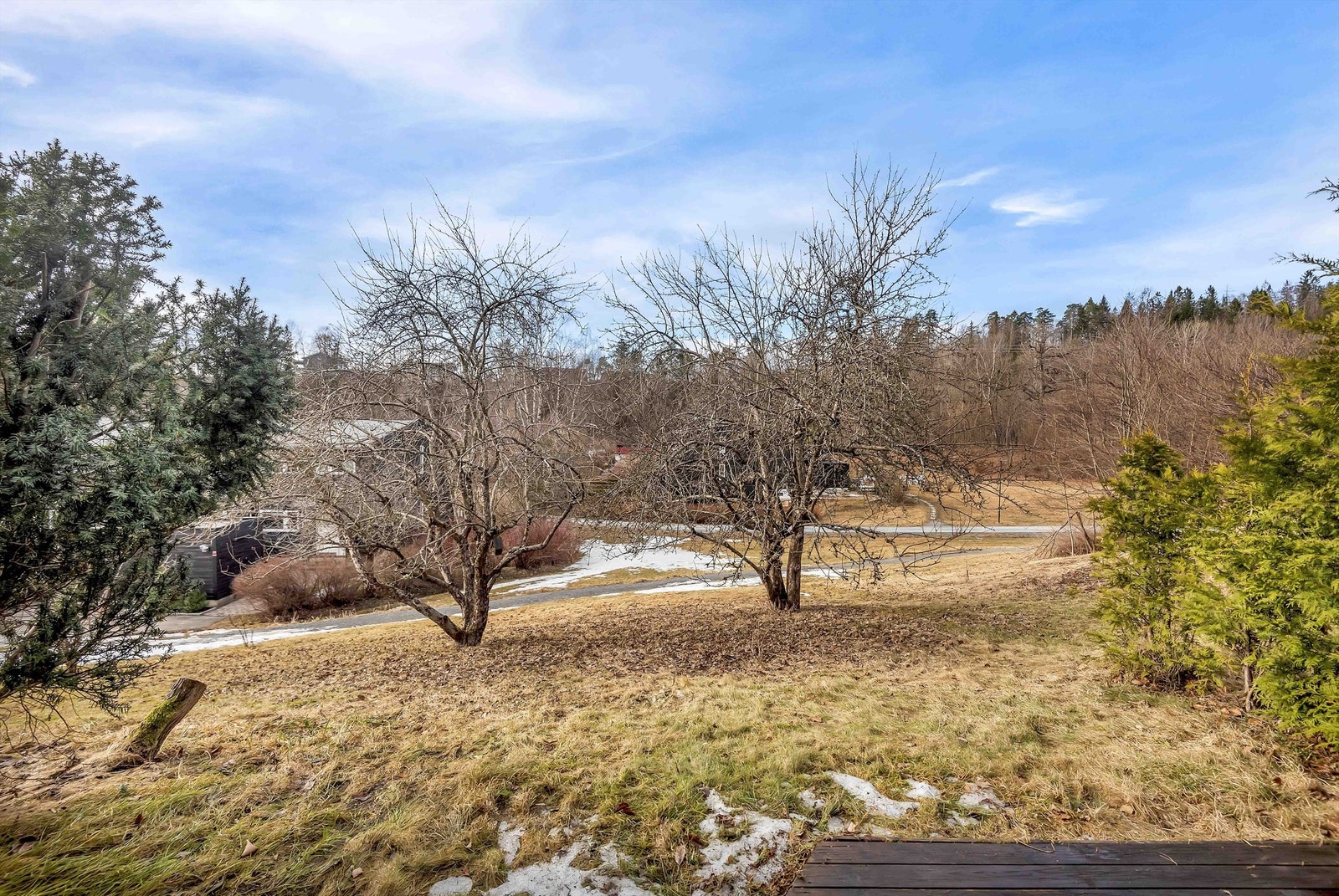 Her har man Hagabråten som nærmeste nabo. Området er meget ettertraktet og barnevennlig. Ingen biltrafikk. Galleribilde