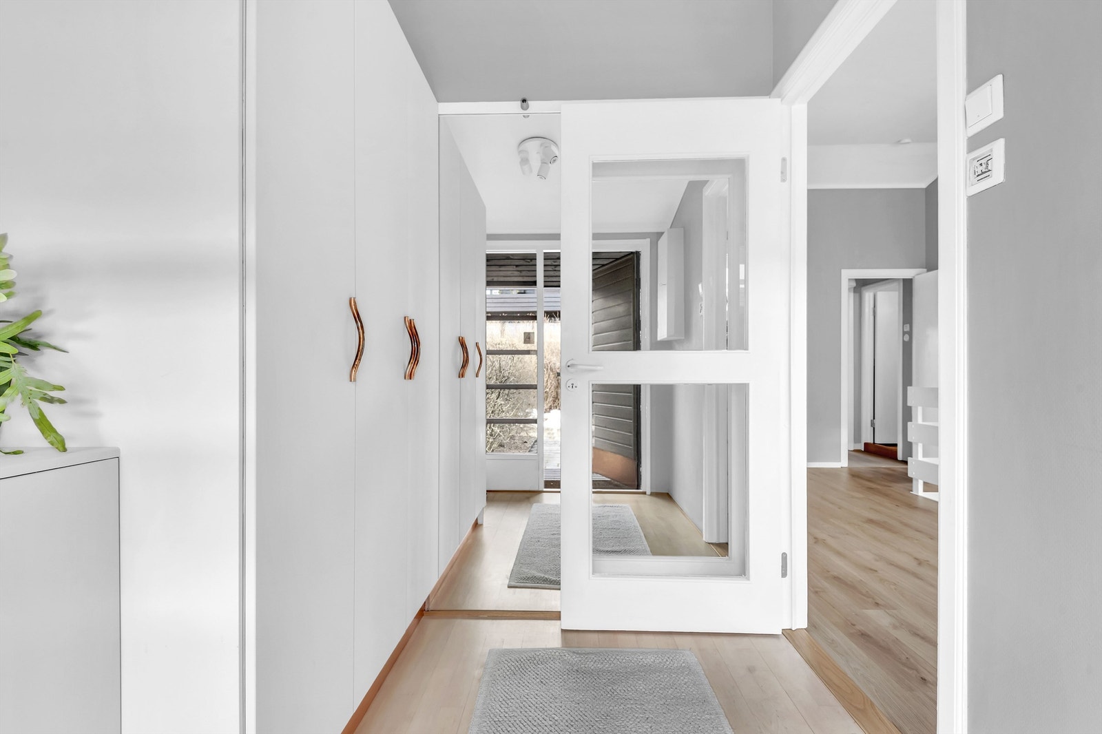 Lys og pen entrè med gode oppbevaringsmuligheter i garderobeskap. Galleribilde