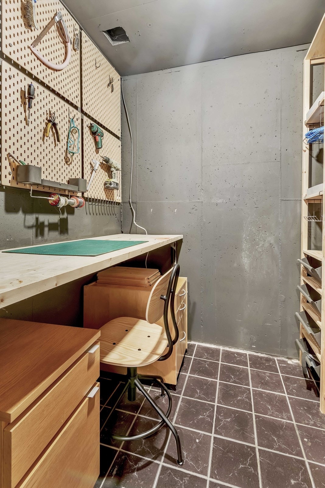 Det er gode oppbevaringsmuligheter i underetasjen, med bod på ca. 10 kvm. Her er bod bygget om til verksted. Galleribilde