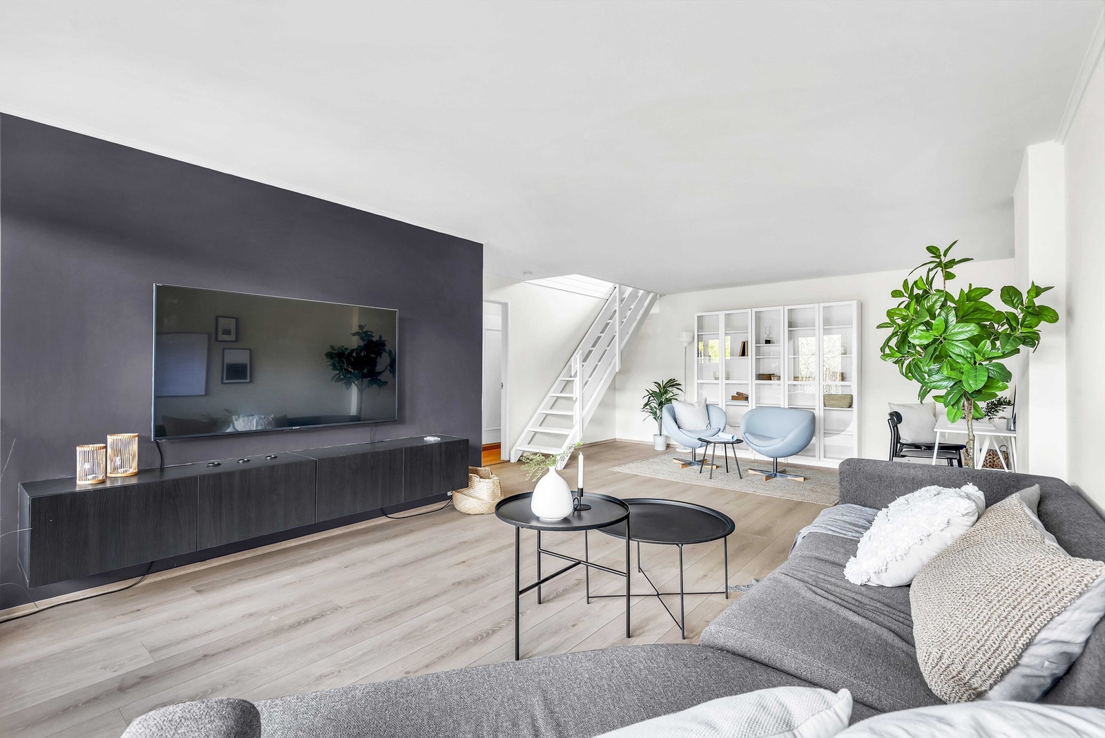 En meget romslig kjellerstue, med utgang til markterrasse. Galleribilde