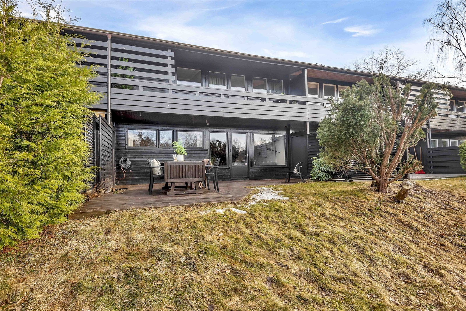 Tilgang til hage fra terrassen. Galleribilde