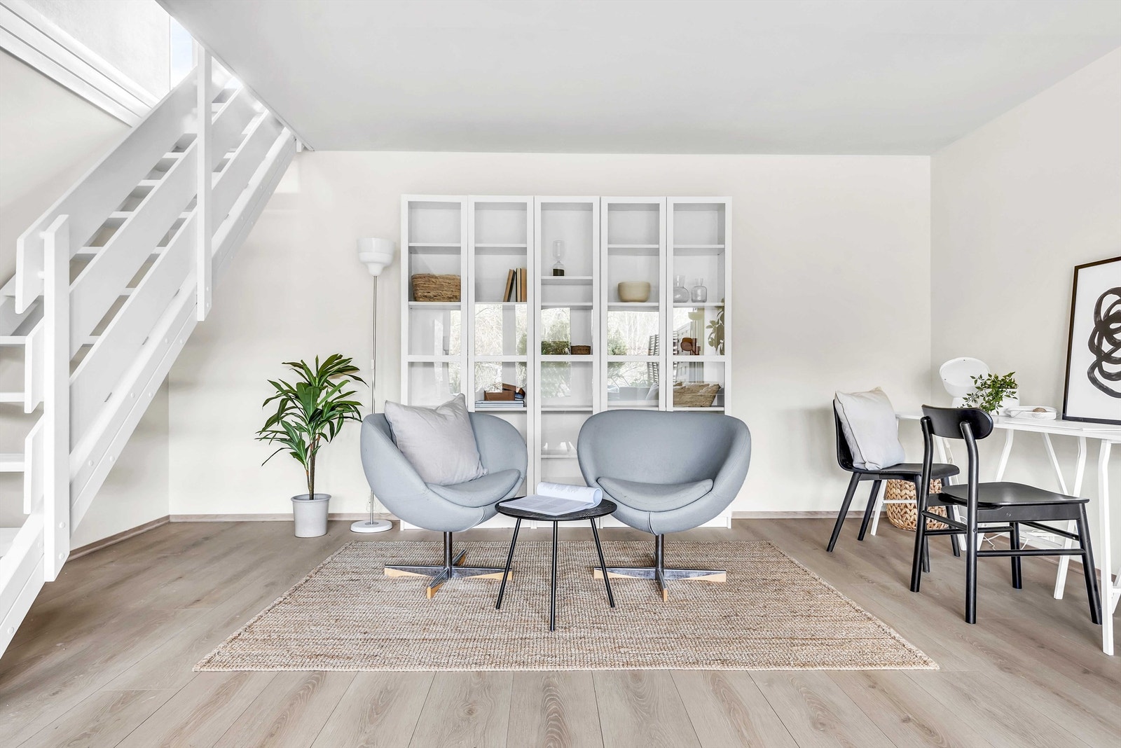 Ned trappen kommer man til praktisk kjellerstue, som har mange innredningsmuligheter. Galleribilde