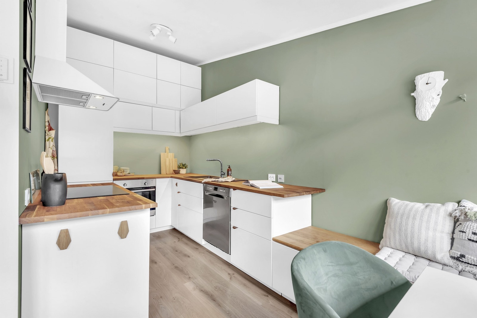 Det er i dag en delvis åpen kjøkkenløsning. Kjøkkeninnredning fra 2017 med glatte fronter. Galleribilde