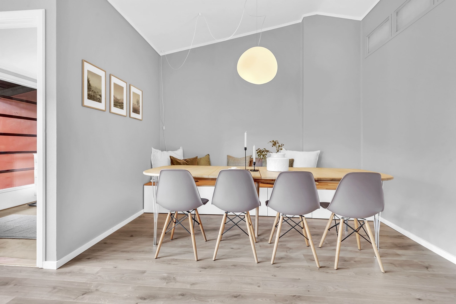 Det er god takhøyde i spisestuen, som gir rommet en luftig og god atmosfære. Galleribilde