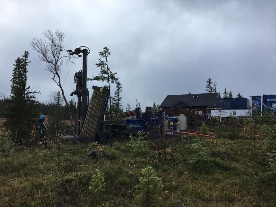 Grunneier tar ansvar for borring av vannbrønn. Inkludert i tomteprisen. Kjøper koster rør fra brønn inn til hytta selv, samt overtar ansvar for vedlikehold etter overtakelse. Galleribilde